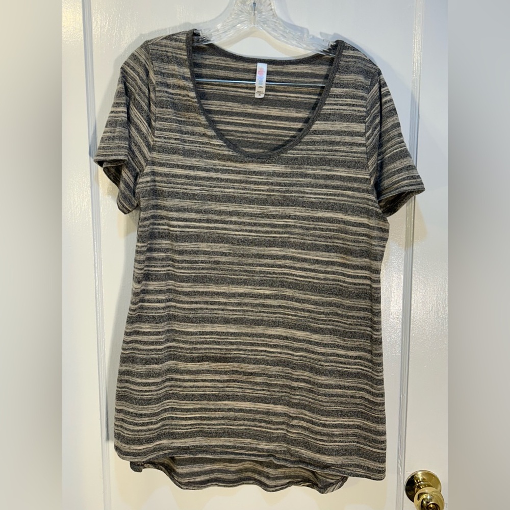 LuLaRoe Women’s Extra Large Blouse Gray Wht & Black Vertical Strips Short Sleeve